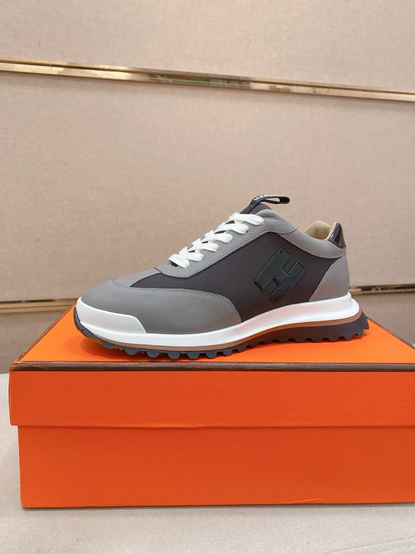 Men's shoes💰: 640💰HERMES/Hermes Leader sneakers! Tech twill, calfskin and suede goatskin sneakers featuring paneled multicolor twill, calfskin and suede. Lightweight geometric sole for a stylish urban look. Product details: White and orange rubber sole Black rubber sole with orange rubber insert Light natural leather insert White rubber toe cap Beige lambskin insole and lining Cotton strap, rubber lettering Sole height: 4cm Size: 38-39-40-41-42-43-44 (45.46 custom-made)